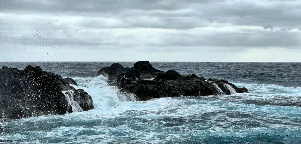Brandung im Meer bei bewölktem Himmel an der Nordküste von Madeira, Portugal bei Seixal Brandung im Meer bei bewölktem Himmel an der Nordküste von Madeira, Portugal bei Seixal