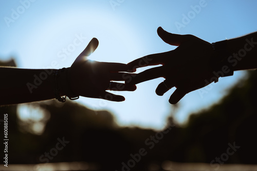 Slika na platnu manos rozándose los dedos, a través de una increíble y magnifica puesta de sol, dando un adiós definitivo entre una pareja