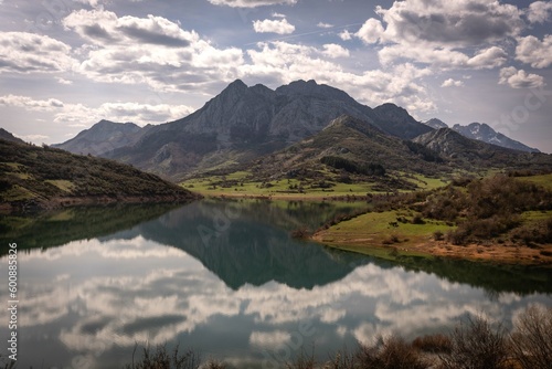 Reflejo de una montaña sobre un lago de aguas cristalinas