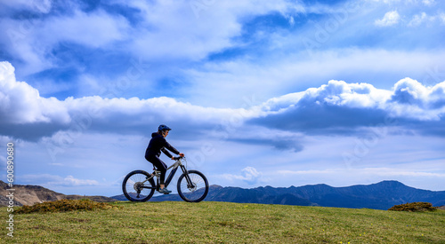 Fototapeta Naklejka Na Ścianę i Meble -  Mountain bike elettrica | Appennino Tosco Emiliano Riserva di Biosfera MAB Unesco