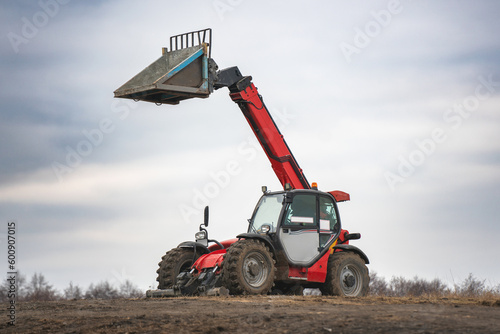Wheel loader with telescopic mast, construction machinery for lifting and moving goods