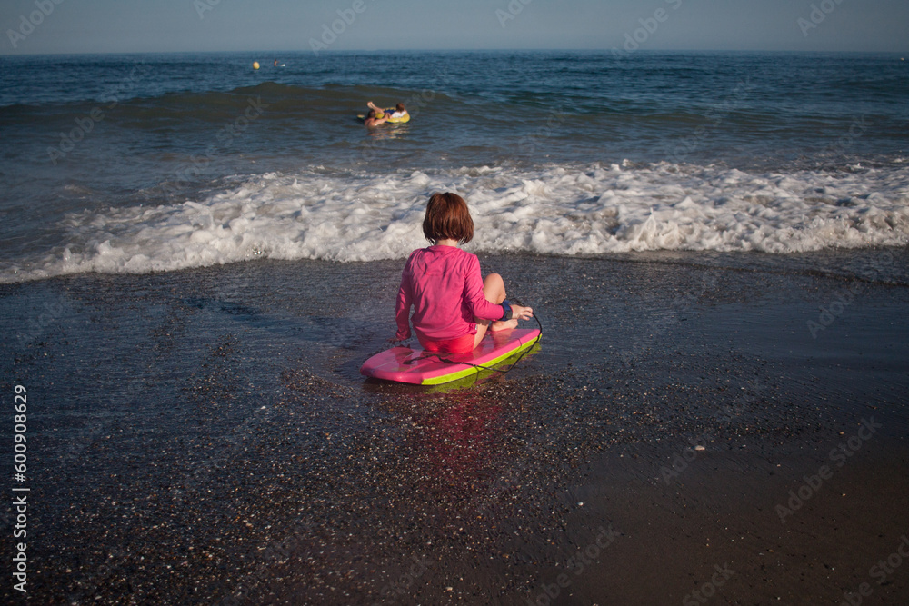 Fototapeta premium niña en la playa