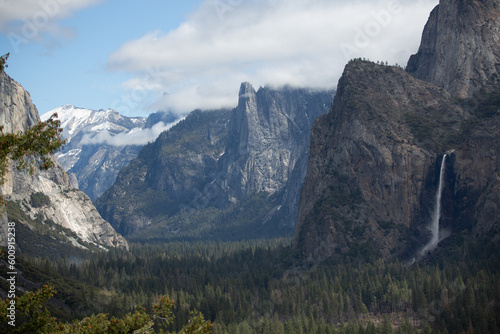 Fototapeta Naklejka Na Ścianę i Meble -  Yosemite NP, CA, USA - March 29, 2022:  Majestic views of granite formations, waterfalls, lakes and streams located within this popular destination.