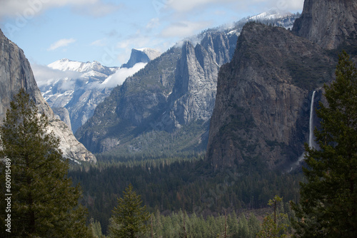 Fototapeta Naklejka Na Ścianę i Meble -  Yosemite NP, CA, USA - March 29, 2022:  Majestic views of granite formations, waterfalls, lakes and streams located within this popular destination.