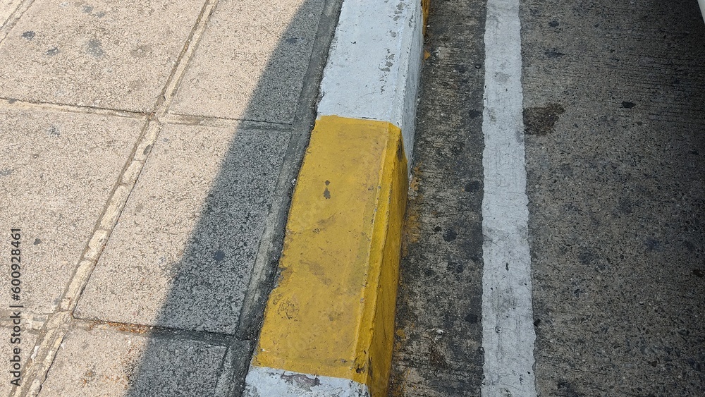 Obraz premium yellow lines on asphalt
