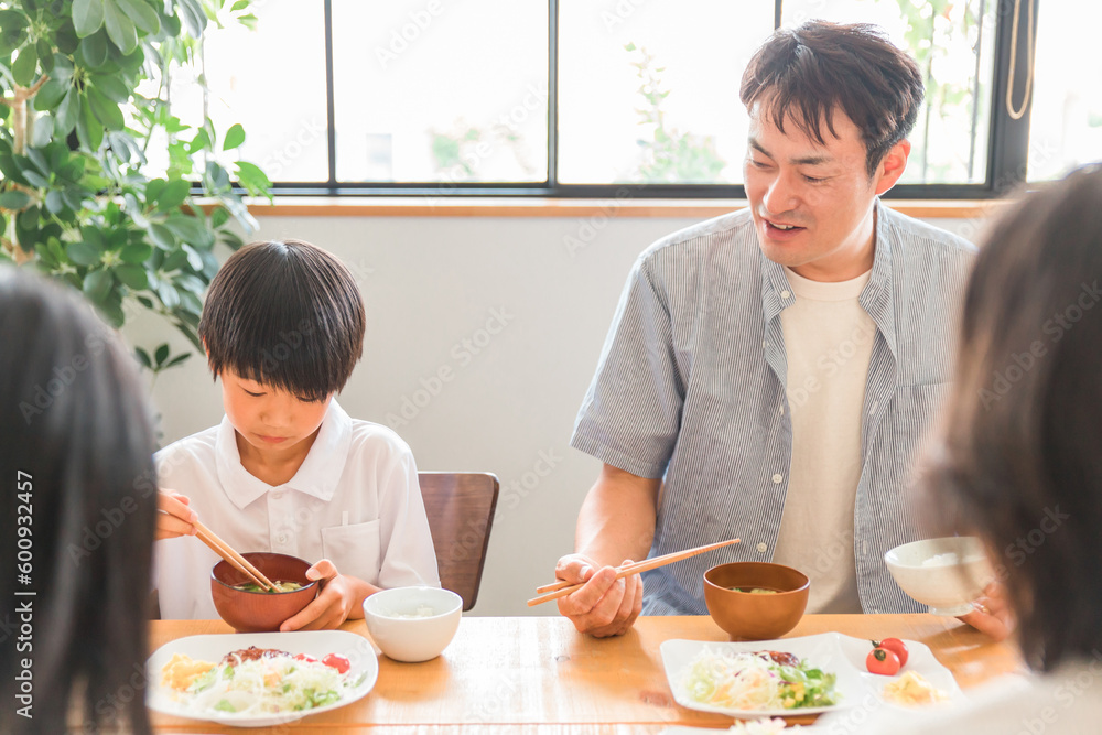 好き嫌い・苦手なご飯を食べる成長期の子供（親子・パパと男の子）
