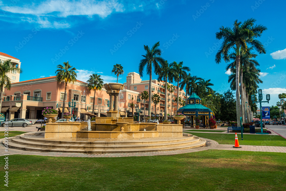 Boca Raton is a city on the southeast coast of Florida, known for its golf courses, parks, and beaches. likewise for its luxurious stores and malls. It is one of the most prosperous cities in the Stat - obrazy, fototapety, plakaty 