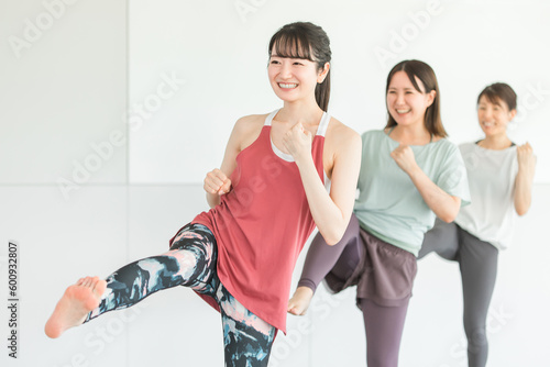 スポーツジムでダンス・エアロビレッスンをする女性達（キック） 