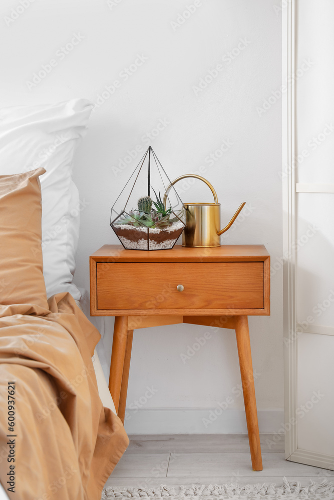 Obraz premium Florarium on table in light bedroom