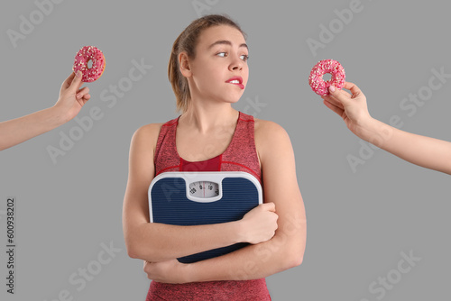 Sporty young woman holding ...