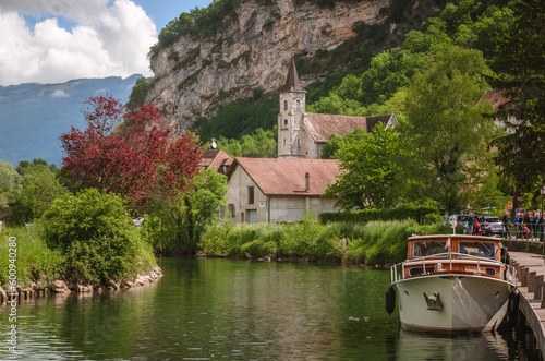 le village de Chanaz au bord du canal de Savière