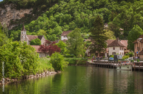le village de Chanaz au bord du canal de Savière