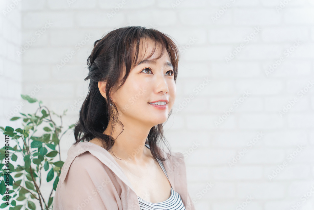 ヘアセットした笑顔の日本人女性の横顔
ヘアセットした笑顔の日本人女性の横顔