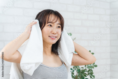 風呂上がり・朝シャン後に髪をタオルで拭くアジア人女性 