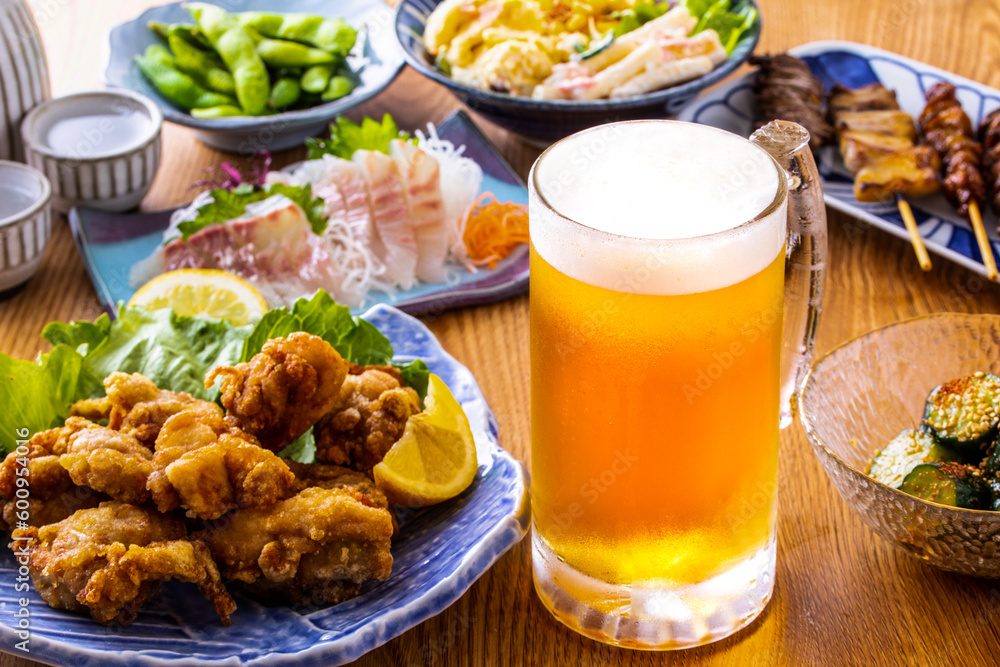 日本の居酒屋の生ビールと料理