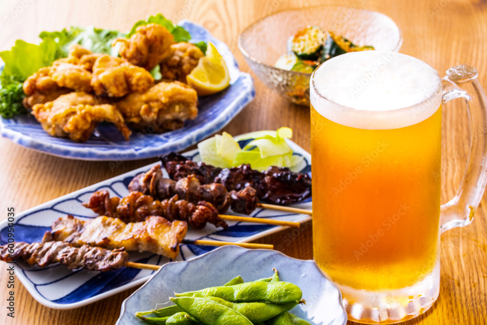 日本の居酒屋の生ビールと料理