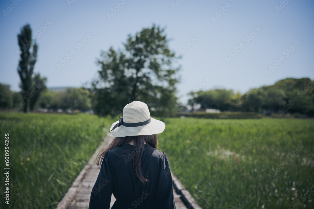 散歩する女性 散歩する女性