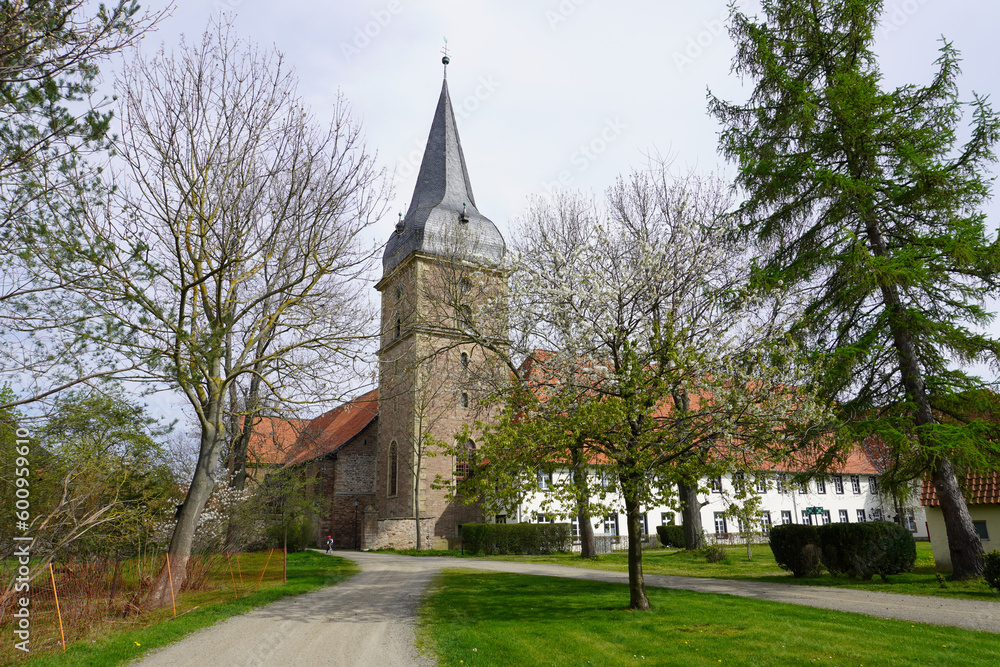 Blick auf die Klosterkirche Wöltingerode St. Mariae an einem Frühlingstag