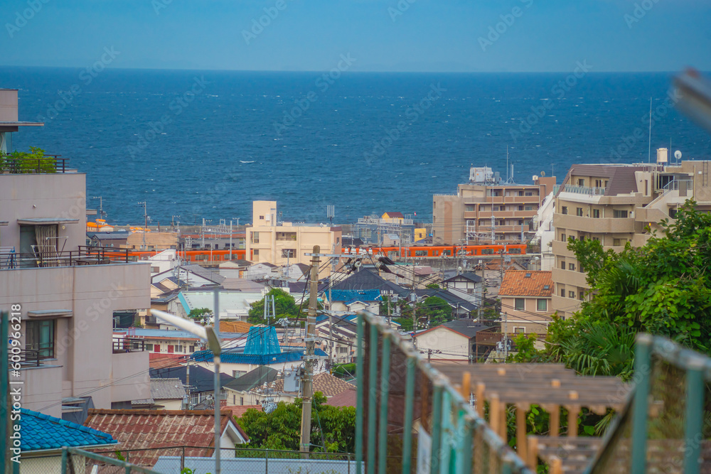 Naklejka premium 海の見える町