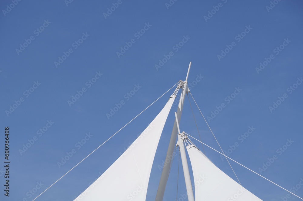 Obraz premium 青空と白い帆