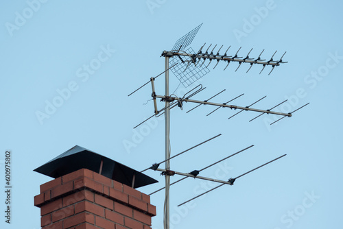 Canvas-taulu TV antenna on red roof