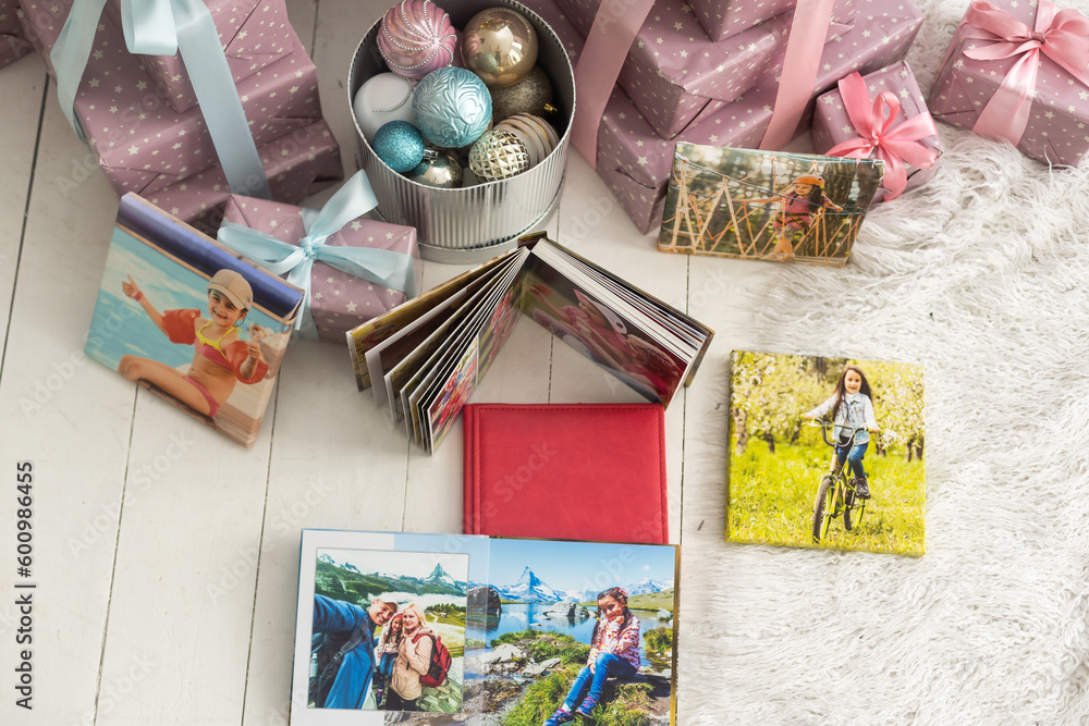 Naklejka premium a photo album near the Christmas tree as a gift.
