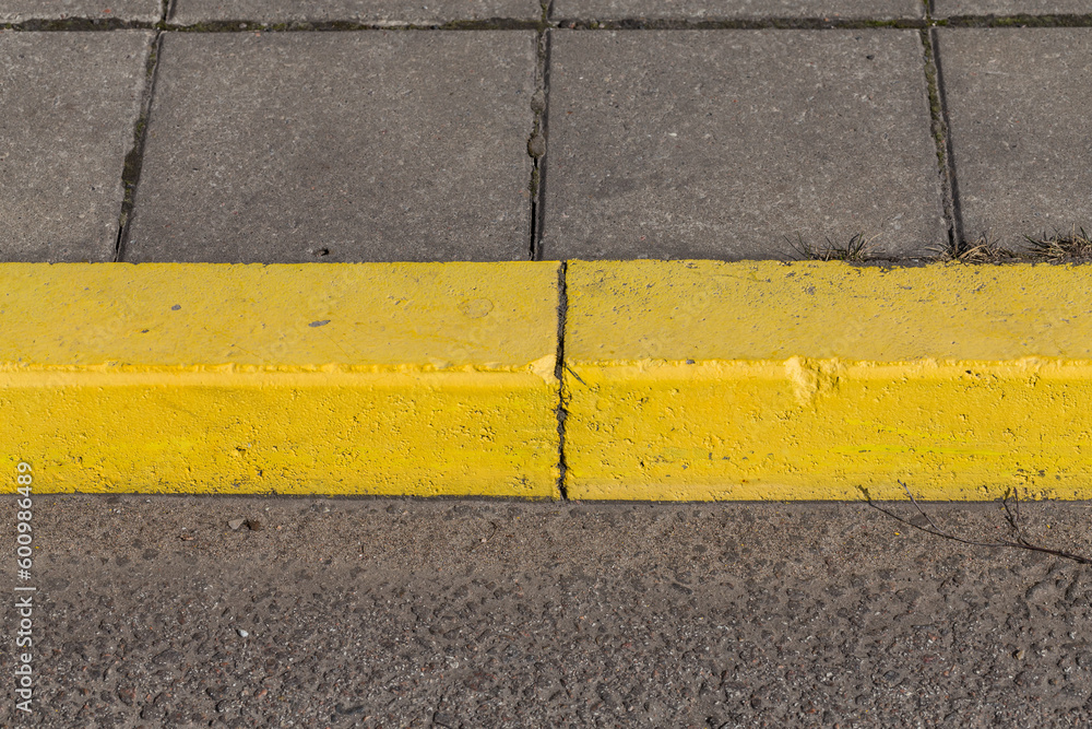 Фотография Yellow curb stone border