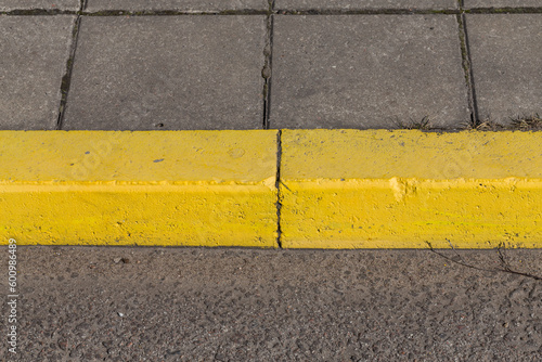 Yellow curb stone border