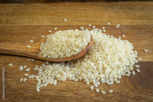 cuillère de riz rond à risotto, en gros plan, sur une table	