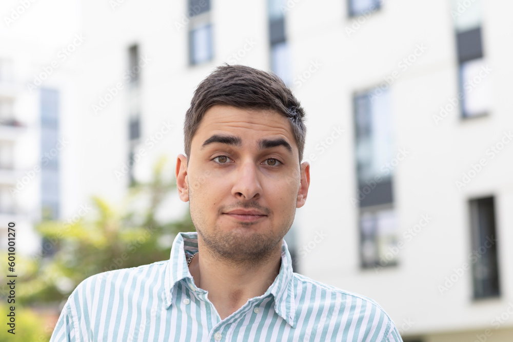 Fototapeta premium Portrait eines jungen Mannes aussen 