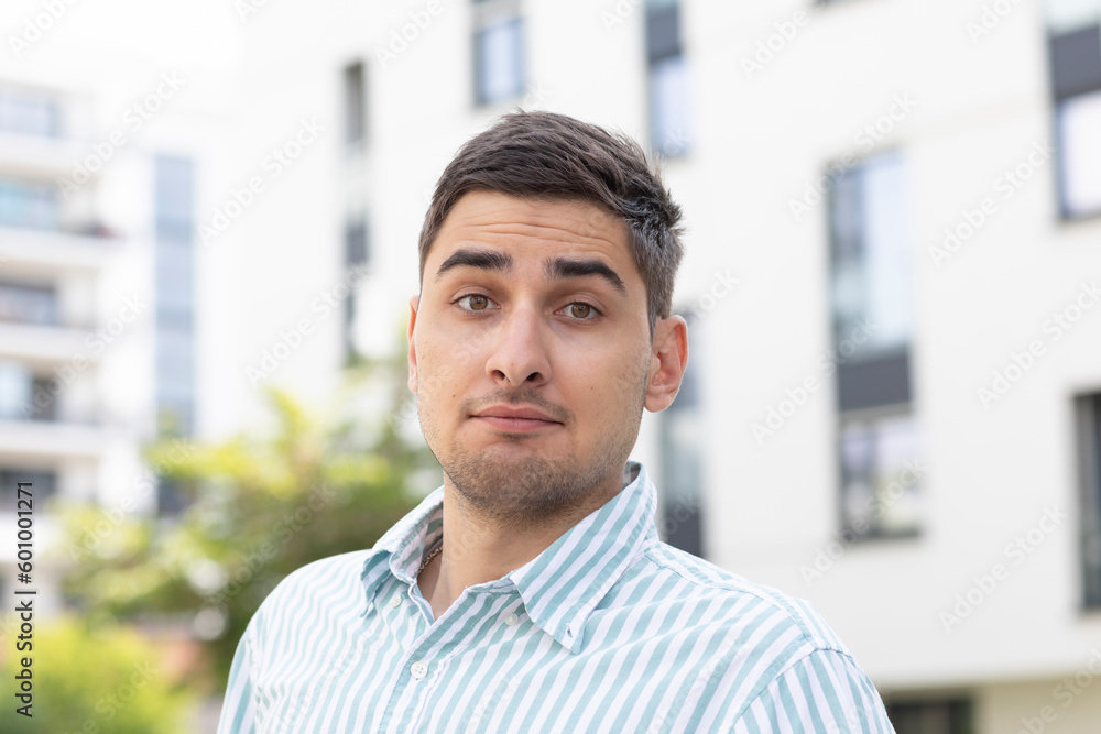 Portrait eines jungen Mannes aussen Portrait eines jungen Mannes aussen
