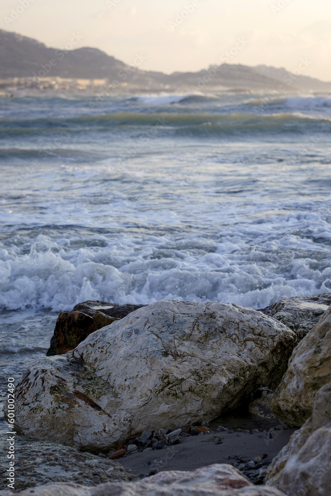 Fototapeta premium Mer démontée et vent violet