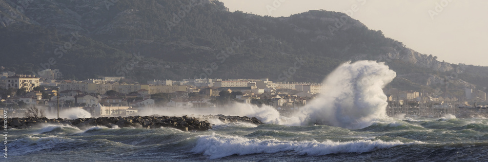 Fototapeta premium Mer démontée et vent violet