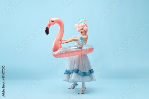 Fotografia Portrait with funny beautiful princess, queen wearing dress holding pink inflata