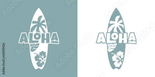 Logo club de surf. Letras palabra Aloha con letras estilo hawaiano con tabla de surf con plantas tropicales
