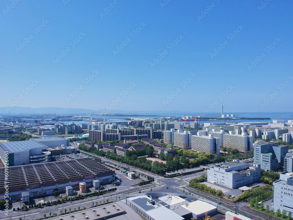 航空撮影した大阪湾の住之江区の住宅地の風景