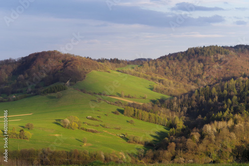 Bieszczadzkie wzgórza wiosną w miejscowości Terka.