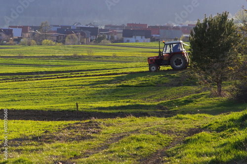 Rolnictwo przy Tatrach Wysokich na Słowacji wiosną. © Adam Sadlak