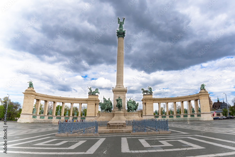 Pomnik na Placu Bohaterów w Budapeszcie - Monument on Heroes' Square in Budapest - obrazy, fototapety, plakaty 