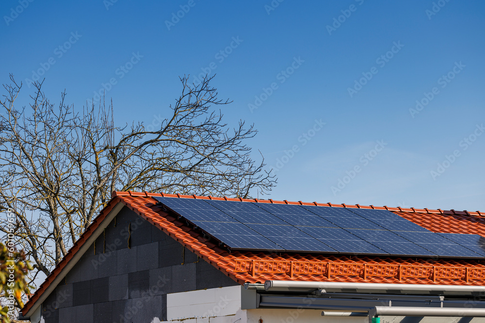 Sonnenkollektoren auf einem kleinen Haus Sonnenkollektoren auf einem kleinen Haus