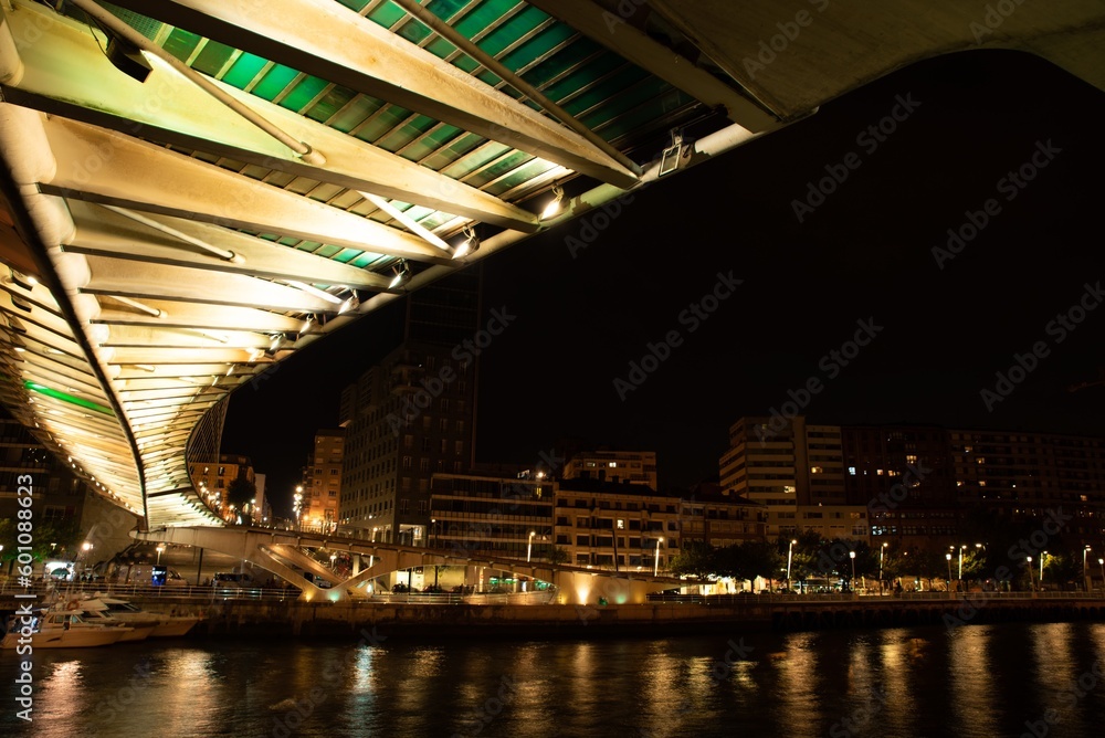 Puente de Zubi Zuri de noche ciudad de  Bilbao.