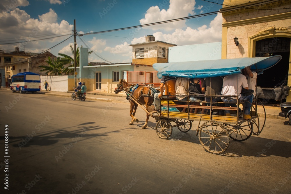 Carro de caballos usado en Cuba para transportar a la población en pleno siglo XXI.  - obrazy, fototapety, plakaty 