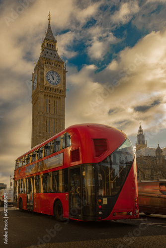 Big ben de Londres en verano donde se ve uno de los famosos autobuses rojos urbanos.