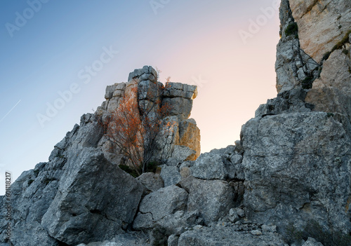 Les Cadières de Brandi, Alpes de Haute Provence, lumière du matin dans les roches  photo