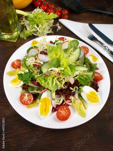 Gemischter Salat mit Ei