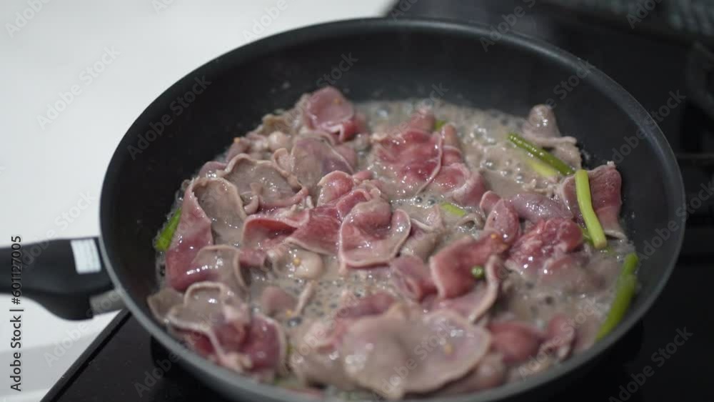 豚タンを焼く様子 豚タンを焼く様子