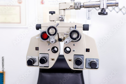 Optician and optometrist. Phoropter. Visual measurement.