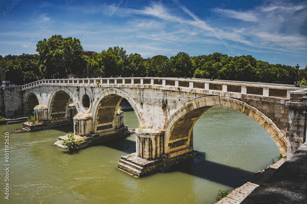 Malowniczy widok na mosty nad Tybrem i panoramę Rzymu. Te historyczne struktury tworzą unikalny krajobraz miasta, łącząc jego różne dzielnice i dodając uroku wiecznemu miastu. - obrazy, fototapety, plakaty 