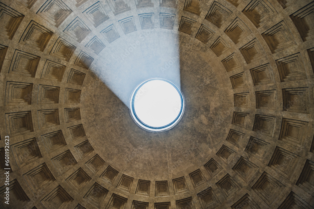 Wnętrze Panteonu w Rzymie z widokiem na imponujący sufit z otworem oculus, przez który wpada światło słoneczne. Ten unikalny widok ukazuje majestatyczną konstrukcję i niesamowite efekty świetlne.