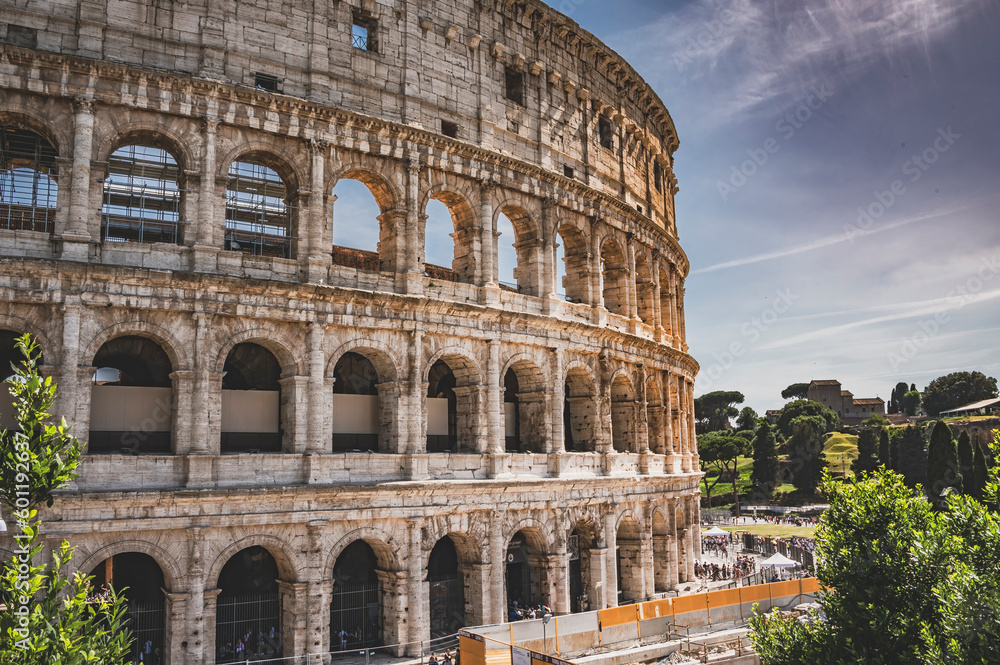 Koloseum w Rzymie, jeden z najważniejszych zabytków starożytnego Rzymu i symbol potęgi i historii tego miasta. To imponujące, eliptyczne amfiteatrum. - obrazy, fototapety, plakaty 